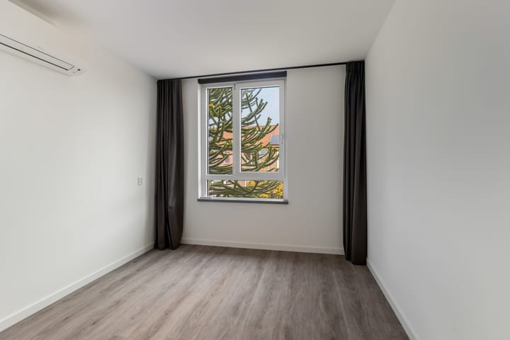 Photo 23 of Van Vollenhovenstraat 10