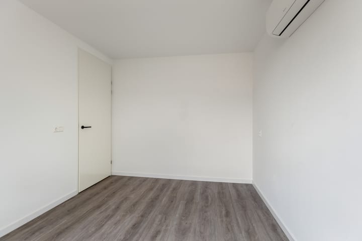 Photo 24 of Van Vollenhovenstraat 10