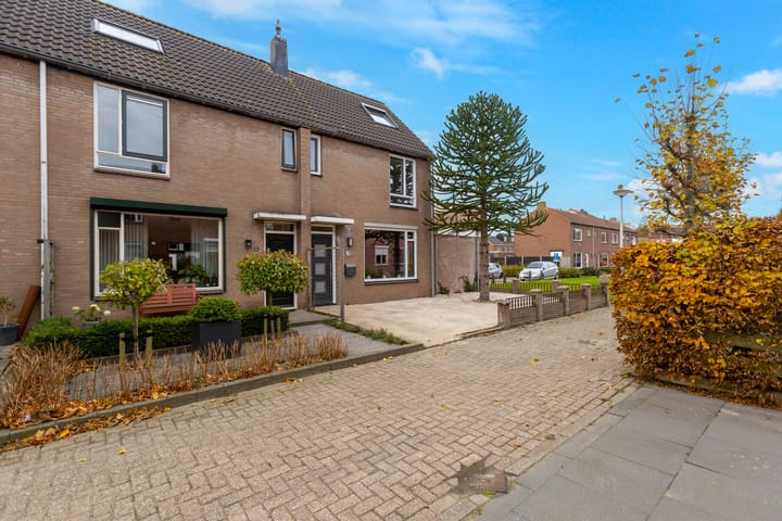 Photo 47 of Van Vollenhovenstraat 10