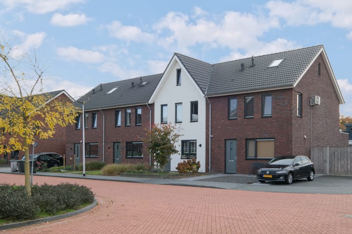 Photo 2 of Van Lunterenstraat 5