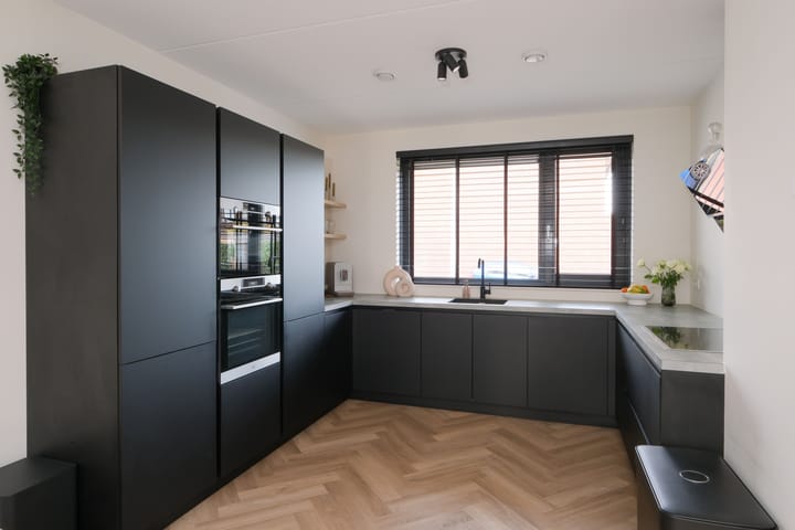 Photo 5 of Van Lunterenstraat 5