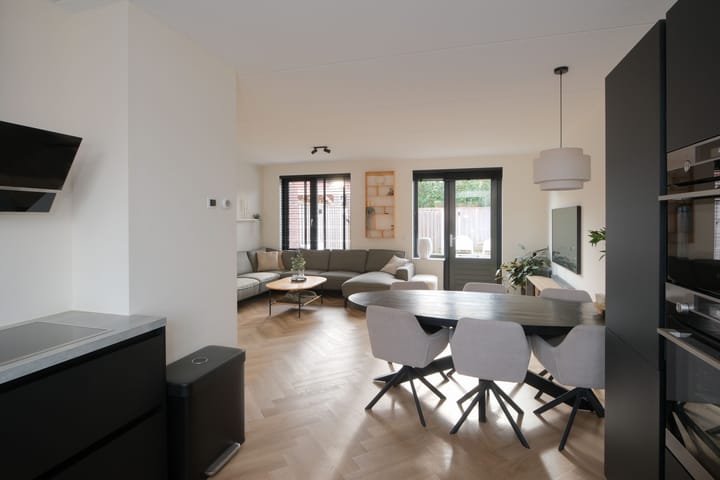 Photo 10 of Van Lunterenstraat 5