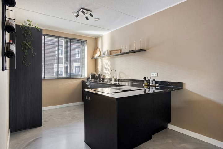 Photo 11 of Pieter de Hoochstraat 9