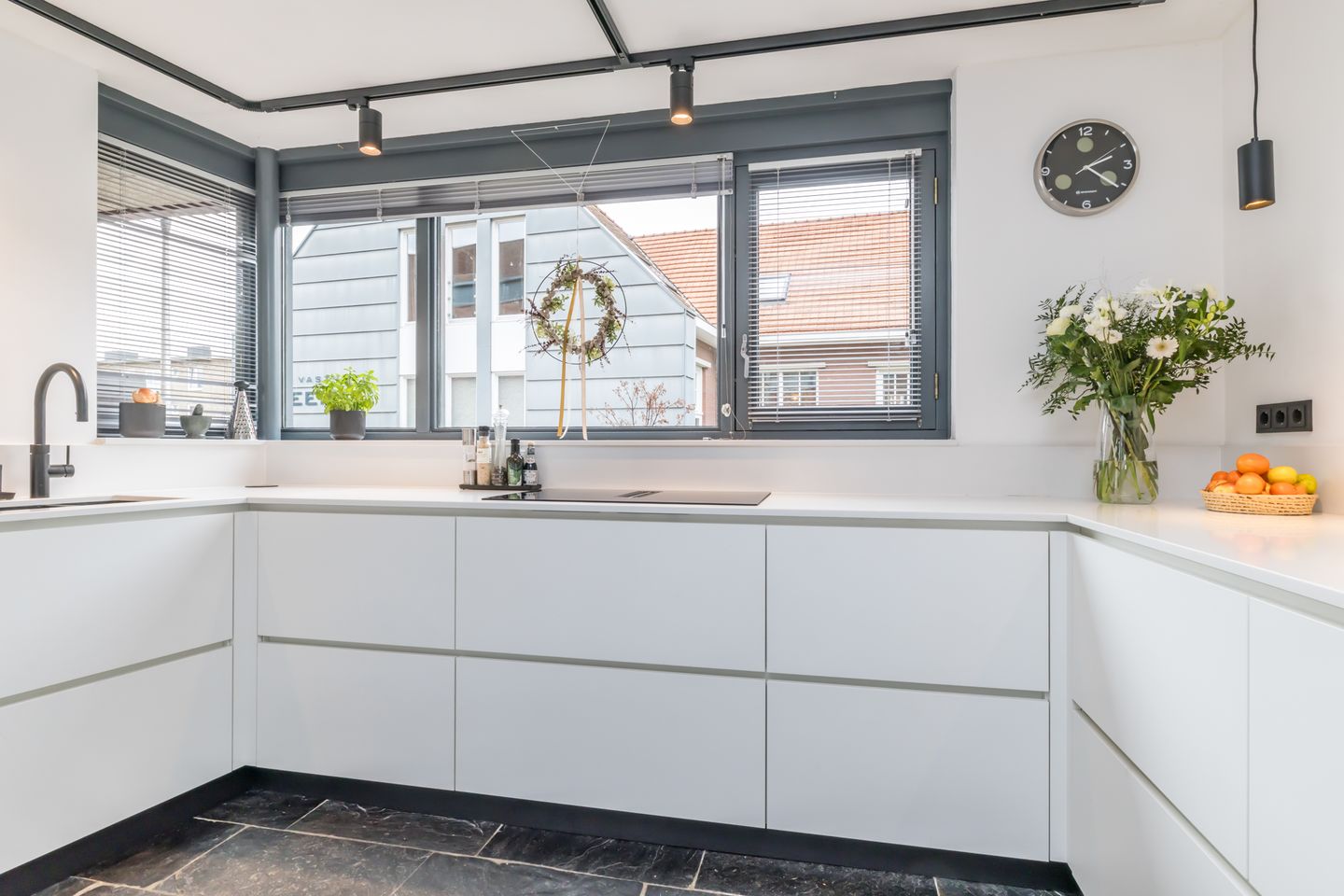 Photo 19 of Burg. van Rooystraat 41