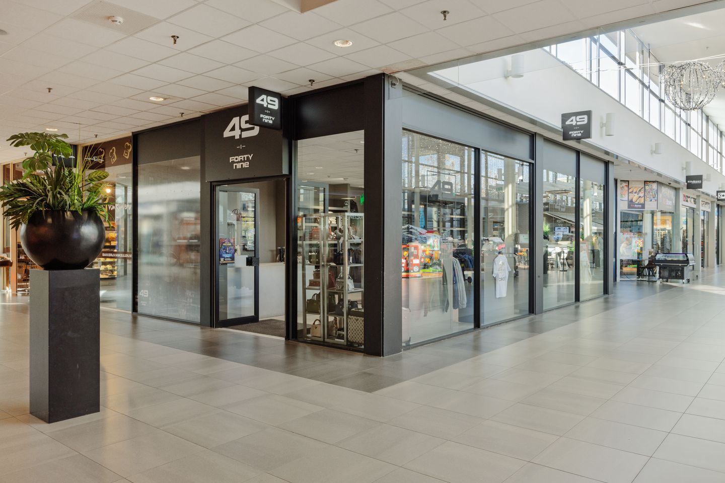 Bekijk foto 1 van Helftheuvelpassage 49