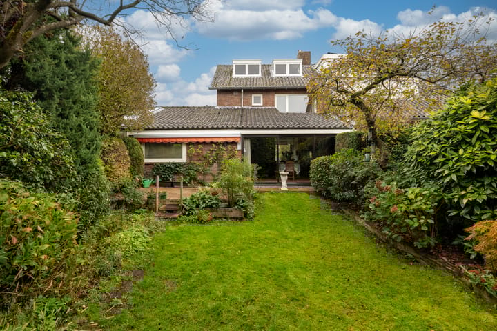 Foto 2 van van Limburg Stirumlaan 11