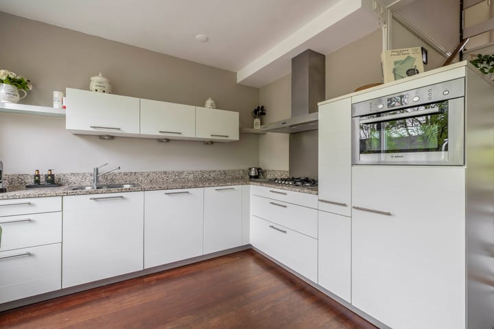 Photo 3 of Plutostraat 33