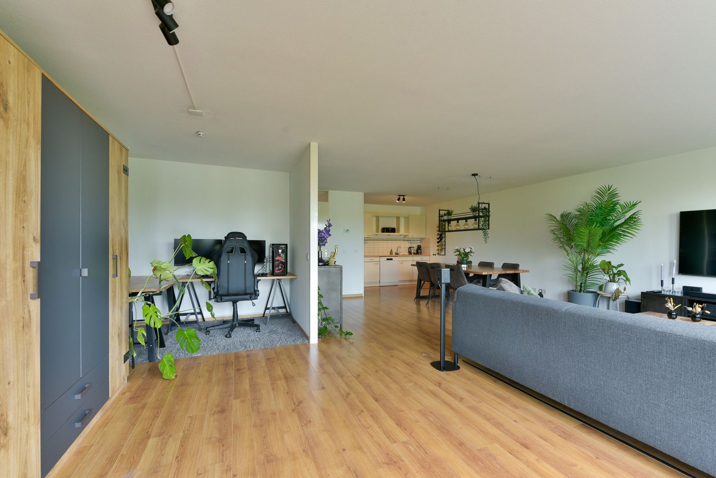 Photo 10 of Bronmos 14