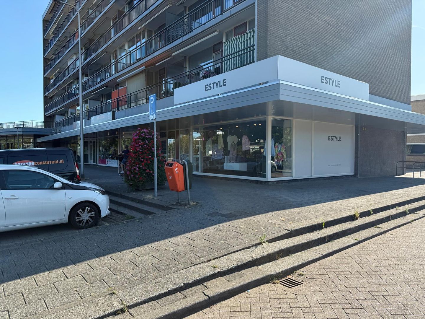 View photo 2 of Reeweg 82