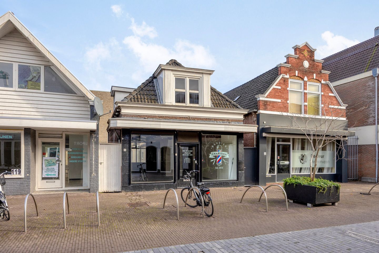 View photo 2 of Dracht 121