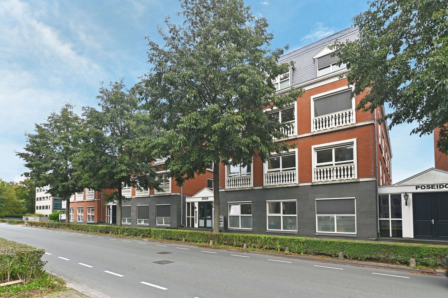 Bekijk foto 2 van Laan van Vredenoord 17