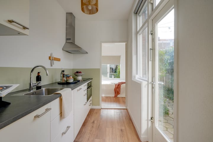 Photo 3 of Linnaeusstraat 1