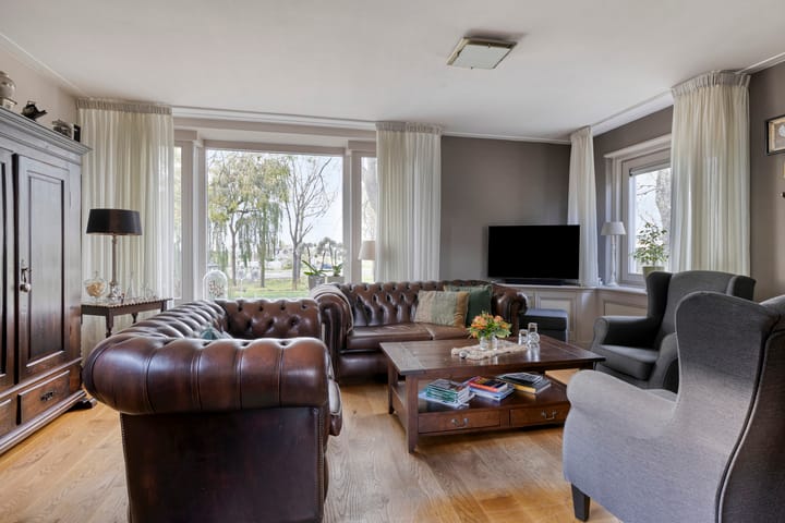 Photo 2 of Vesting 8