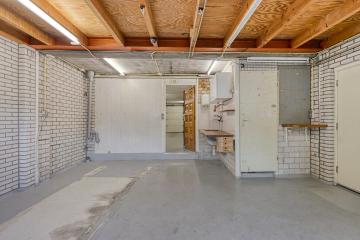 Photo 41 of Vesting 8