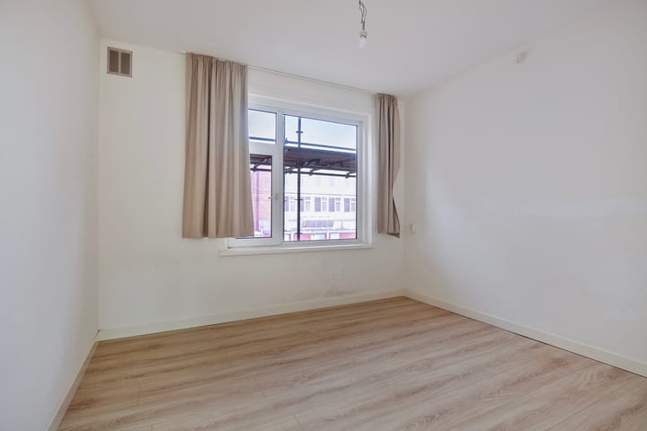 Photo 11 of Louis Chrispijnstraat 13-1