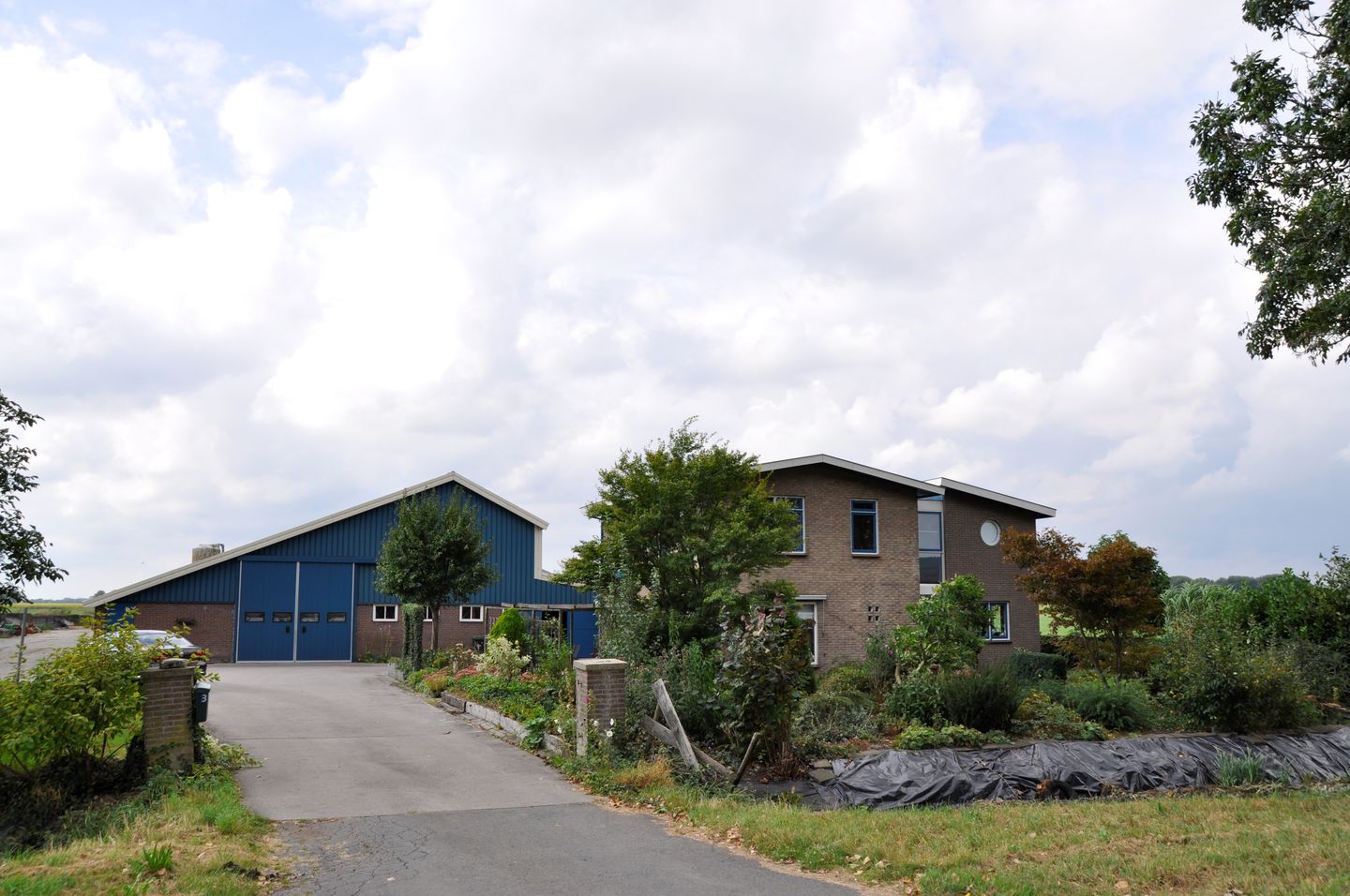 Bekijk foto 1 van Hoevenseweg 3