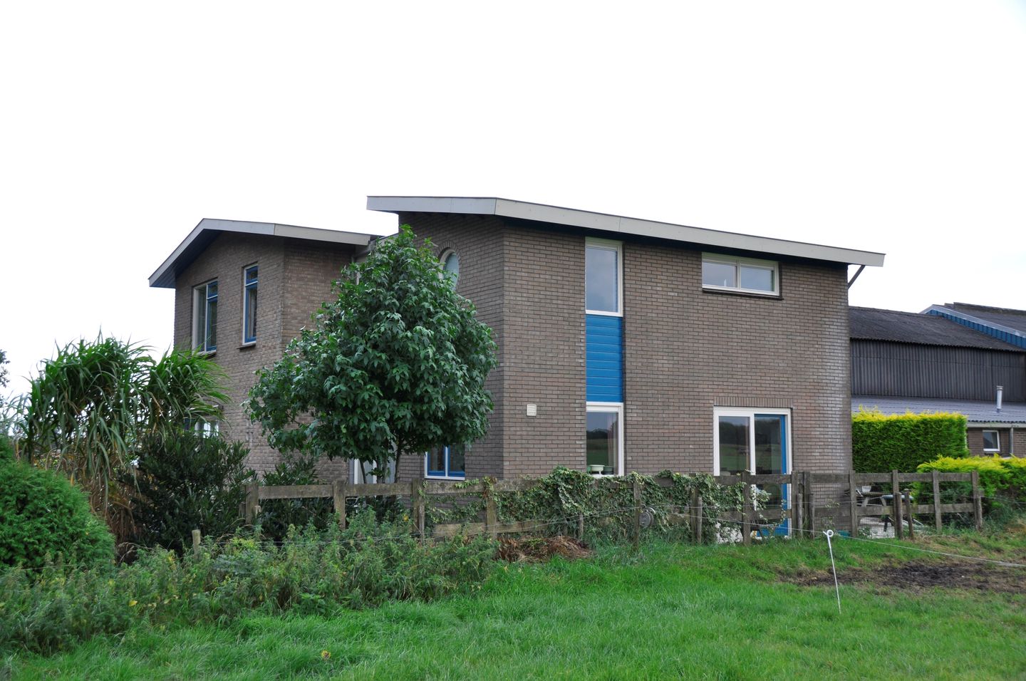 Bekijk foto 2 van Hoevenseweg 3