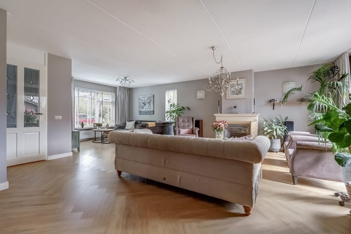 Photo 8 of Spinet 37