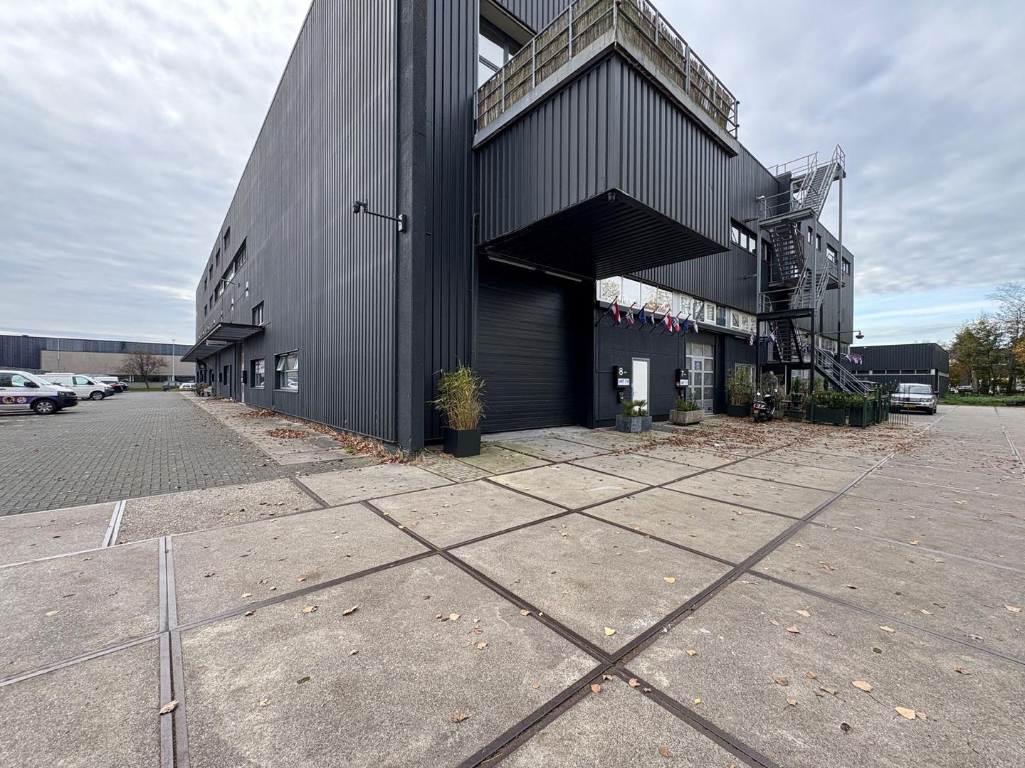 View photo 2 of Neutronstraat 7-8