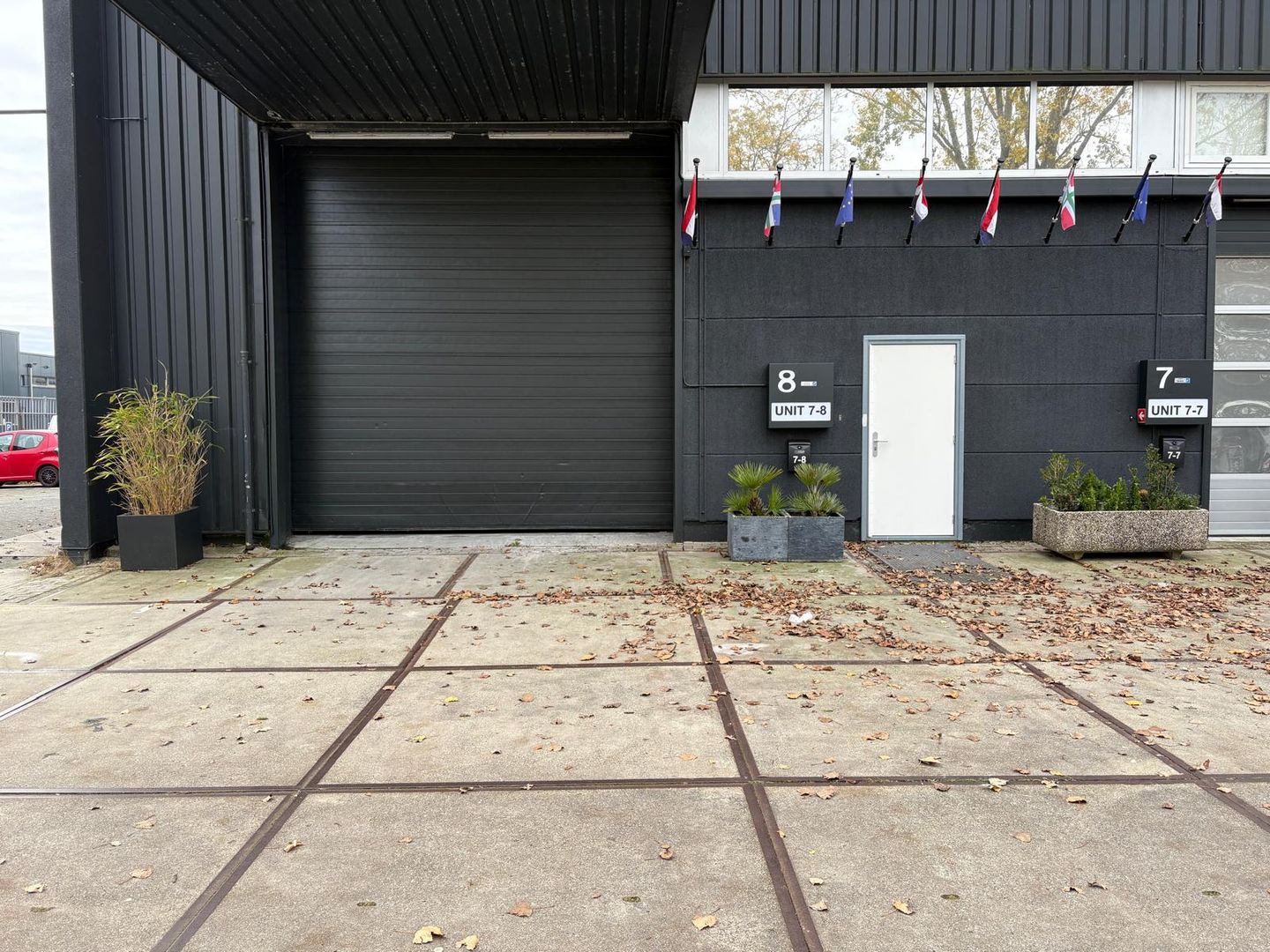 View photo 4 of Neutronstraat 7-8