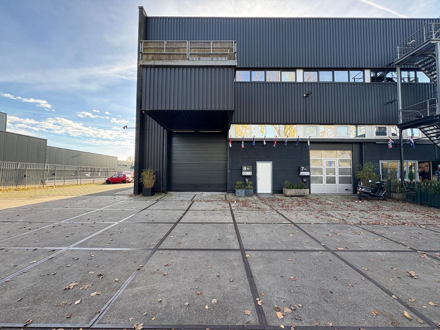 View photo 3 of Neutronstraat 7-8