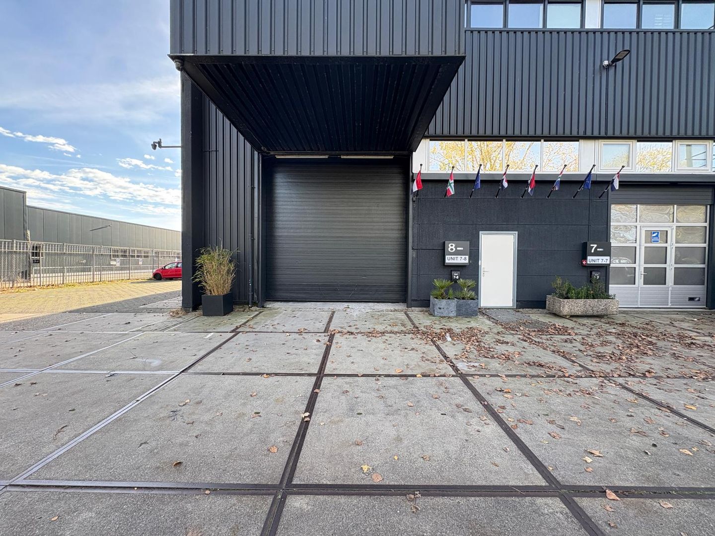 View photo 1 of Neutronstraat 7-8