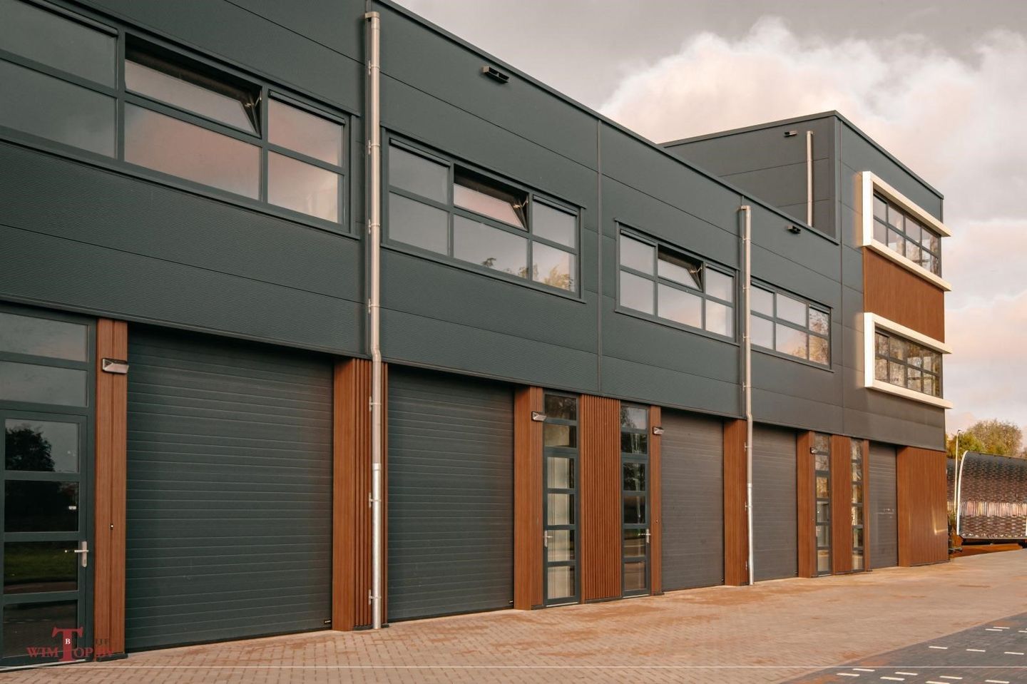 View photo 2 of Weidehek