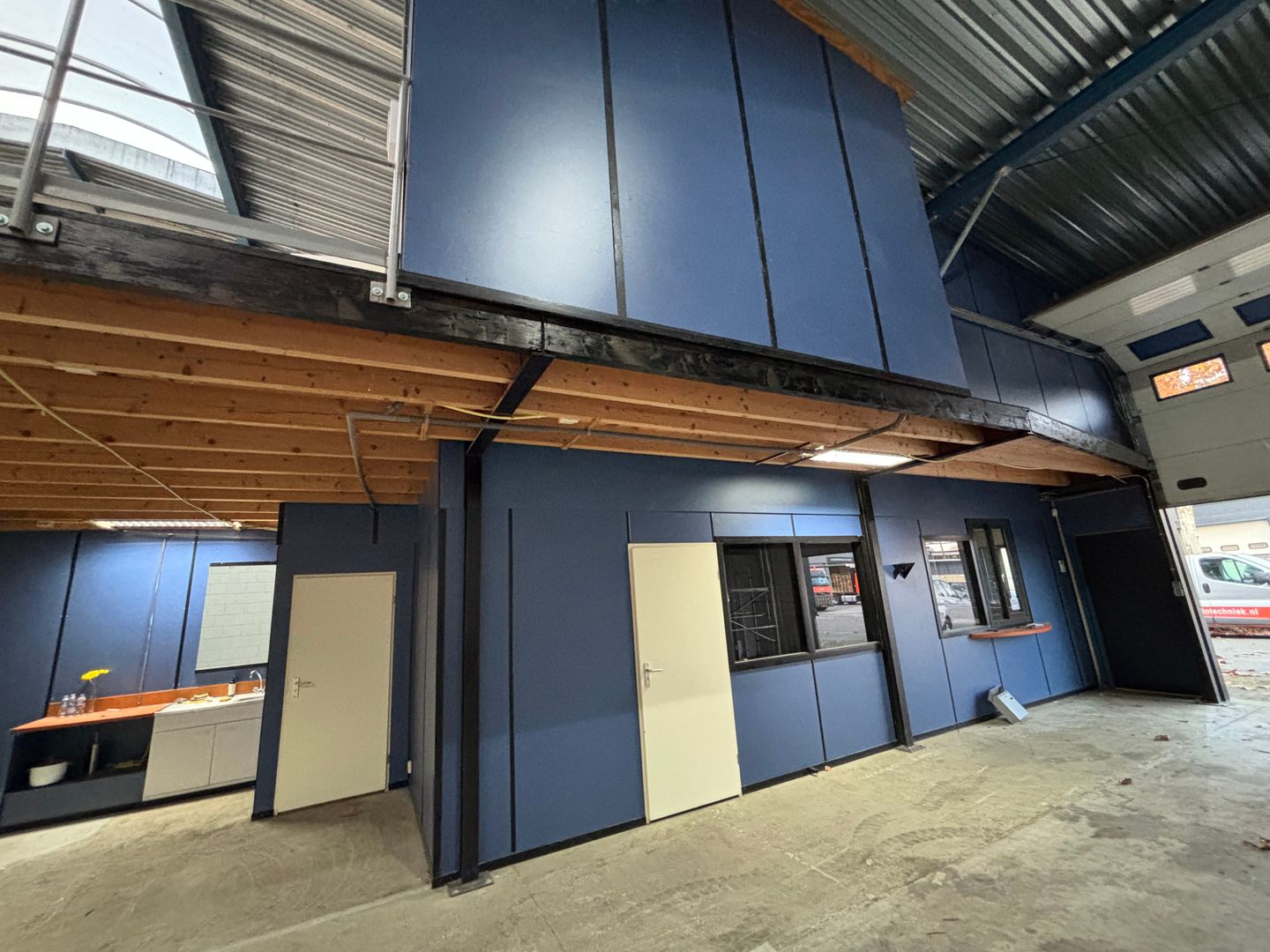 Bekijk foto 4 van Bedrijvenweg 19