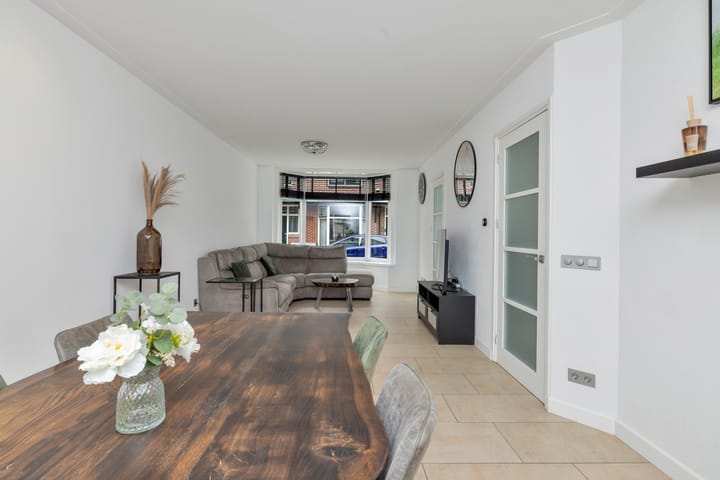 Photo 12 of Burgemeester van Nienesstraat 11