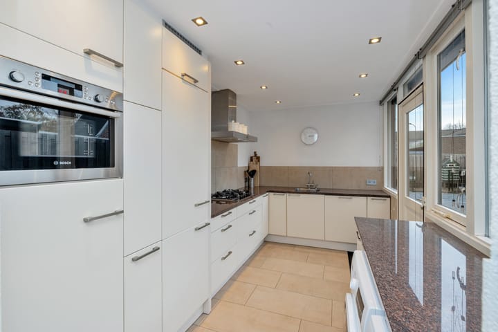 Photo 13 of Burgemeester van Nienesstraat 11