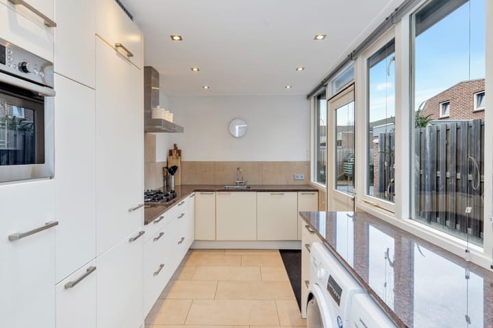 Photo 14 of Burgemeester van Nienesstraat 11