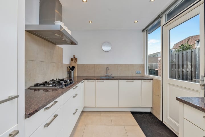 Photo 15 of Burgemeester van Nienesstraat 11