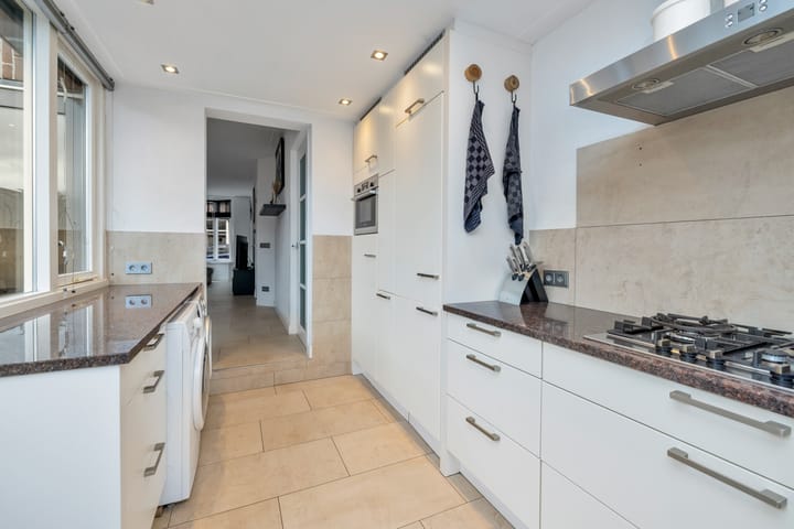 Photo 17 of Burgemeester van Nienesstraat 11