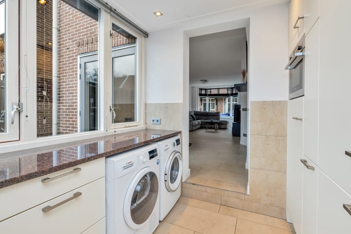 Photo 18 of Burgemeester van Nienesstraat 11