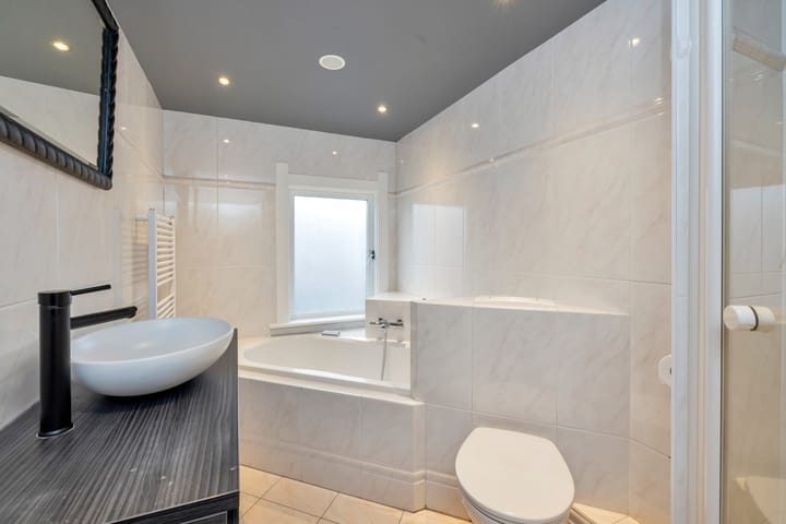 Photo 20 of Burgemeester van Nienesstraat 11