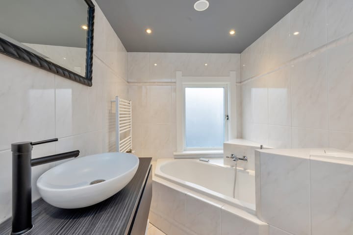 Photo 21 of Burgemeester van Nienesstraat 11