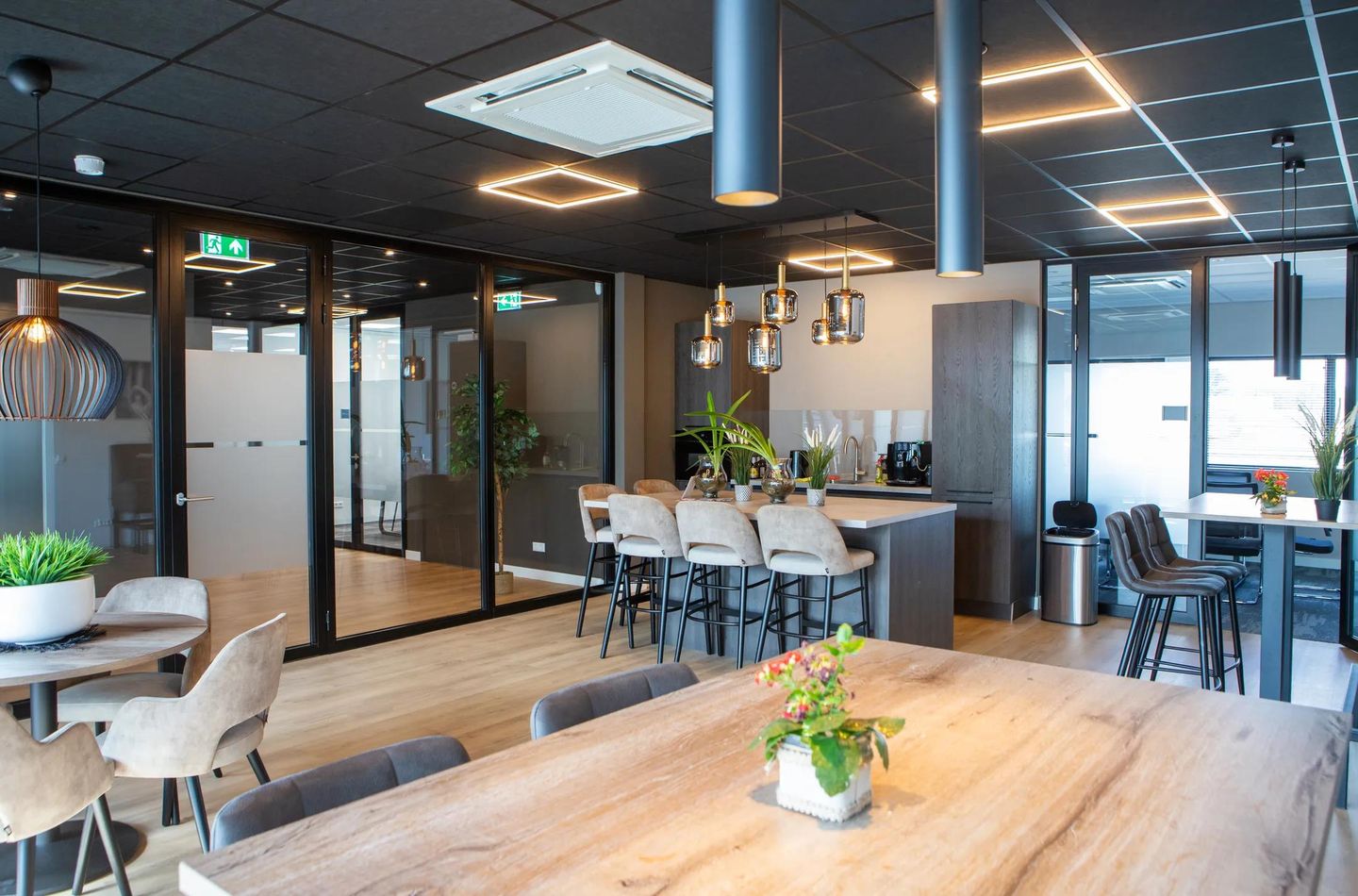 Bekijk foto 1 van Kapitein Rondairestraat 8