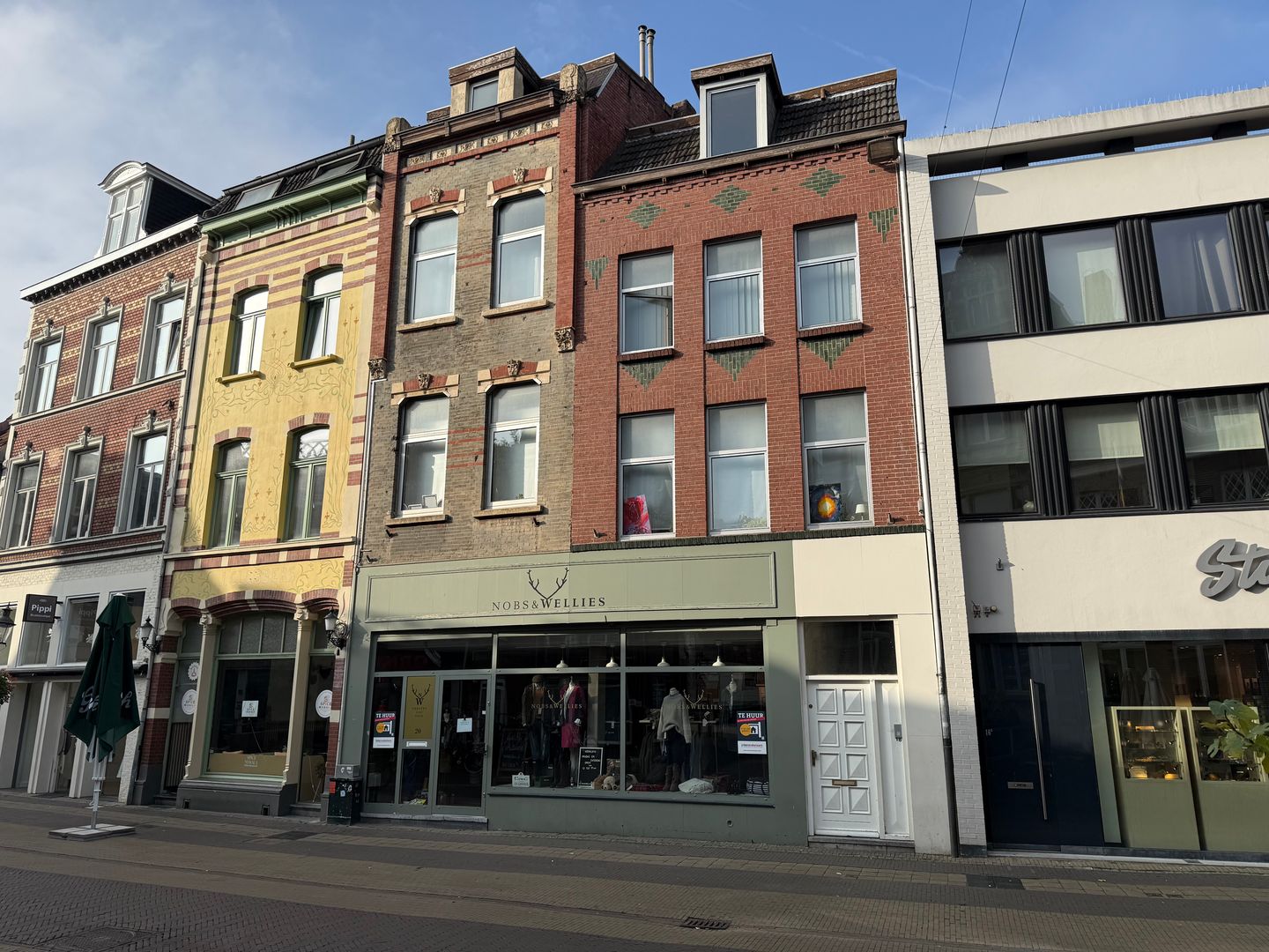 View photo 1 of Parade 20