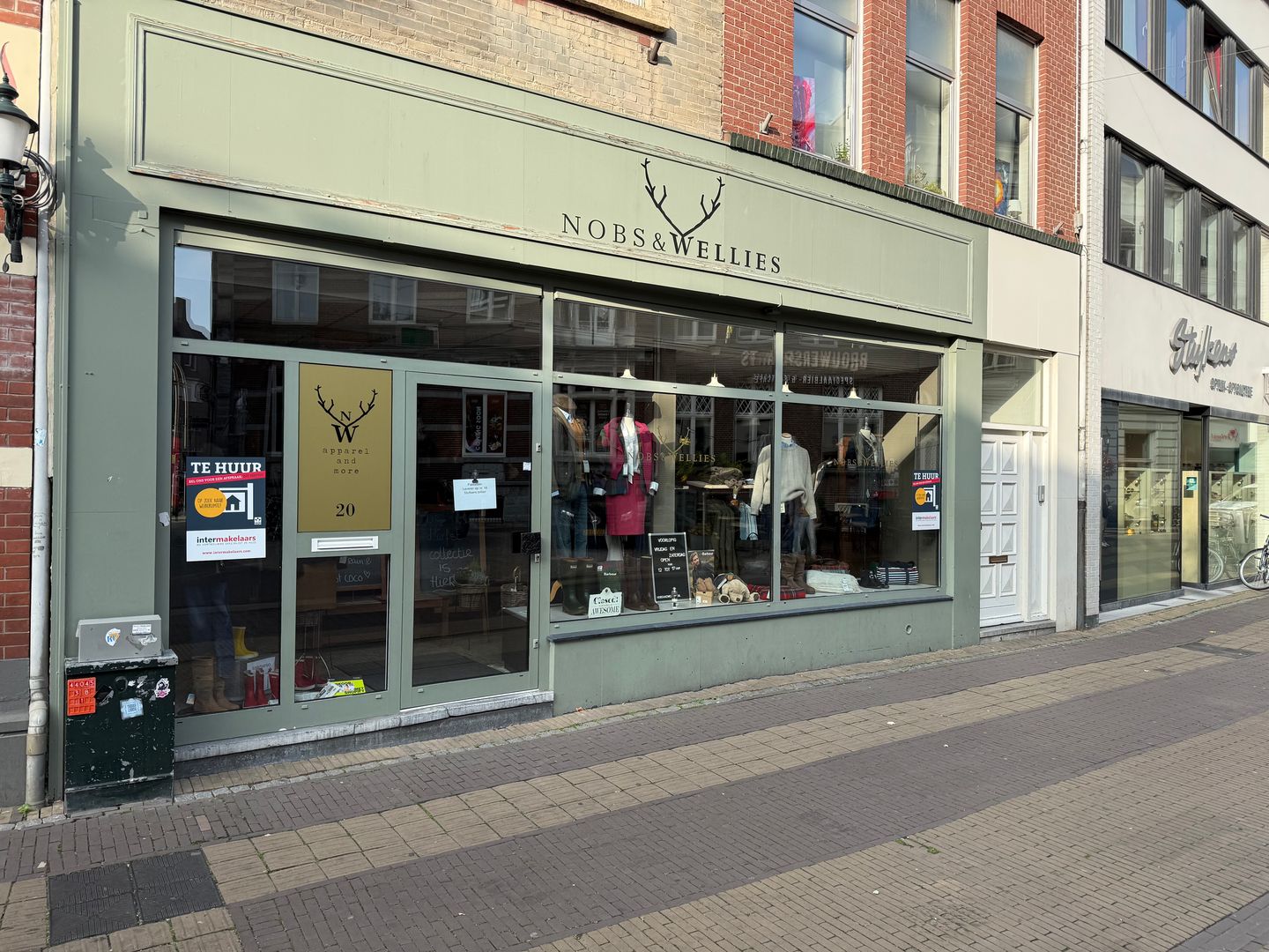 View photo 3 of Parade 20