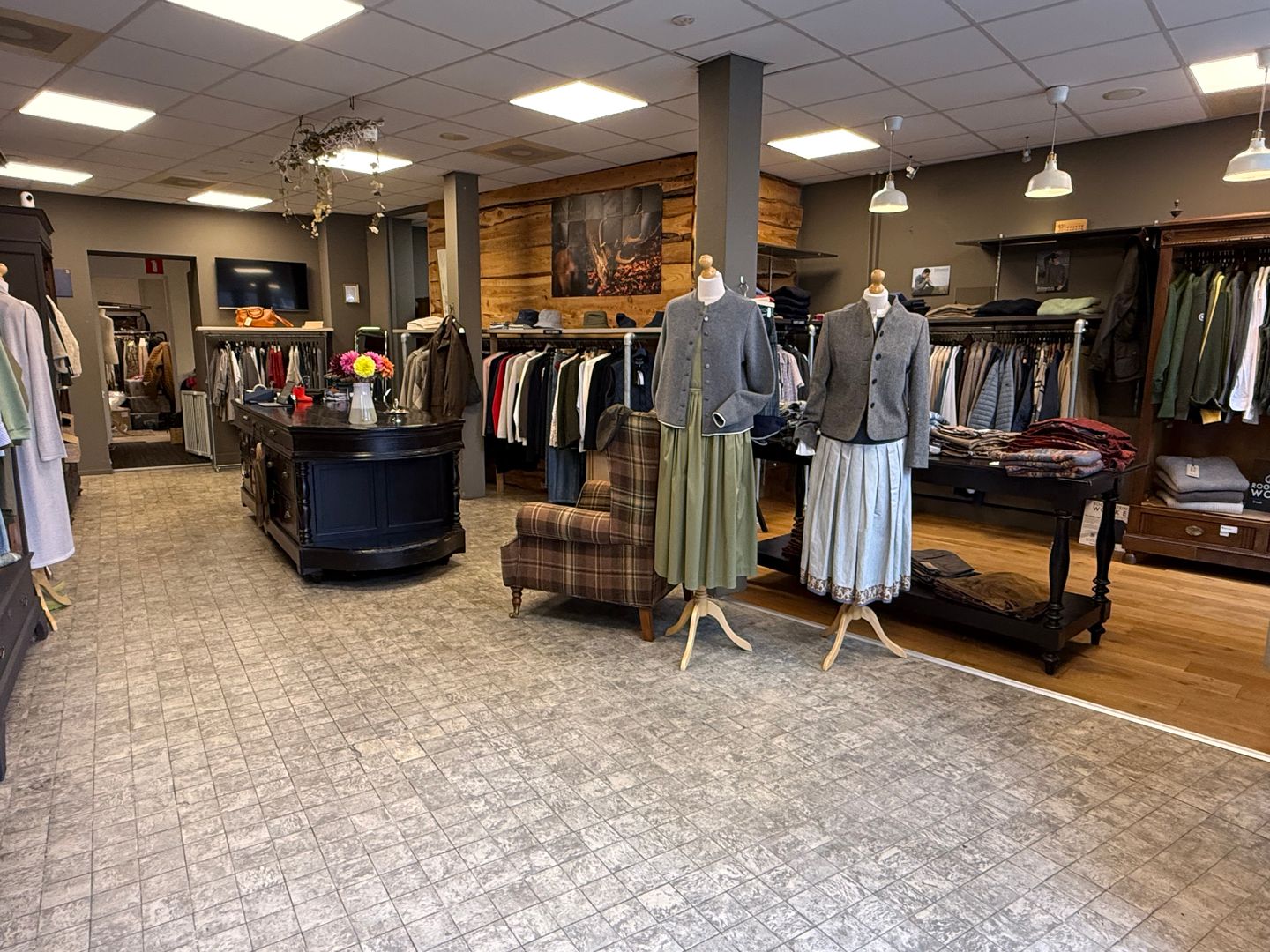 View photo 4 of Parade 20