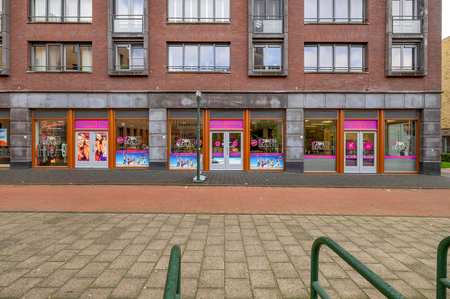 Bekijk foto 1 van Raadhuispassage 1