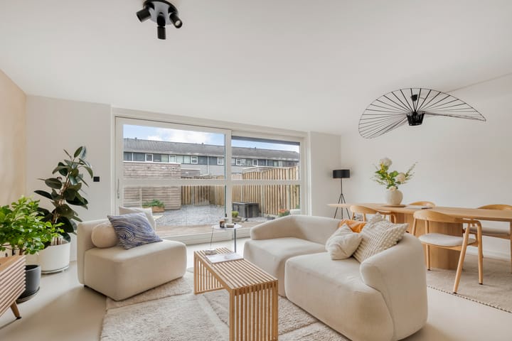 Photo 2 of Henry Moorestraat 24