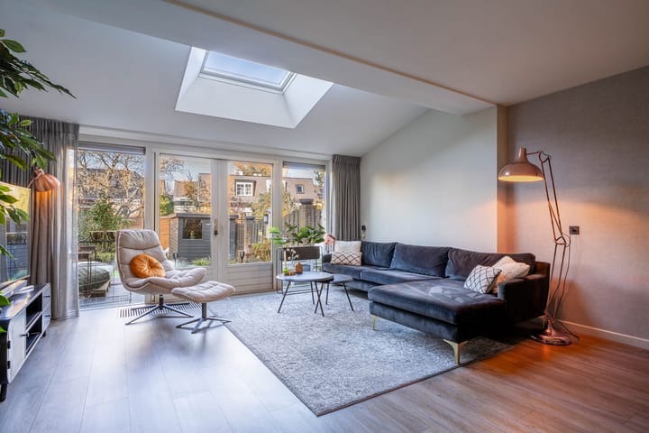 Photo 2 of Elise van Calcarstraat 50