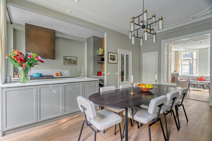 Foto 2 van Van Eeghenstraat 12-H