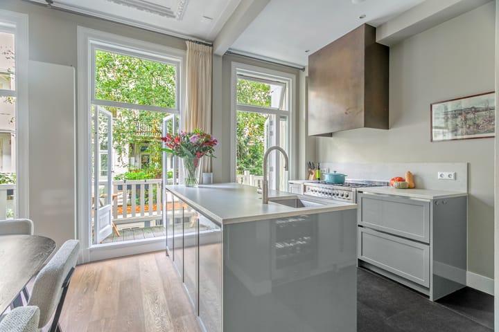 Foto 3 van Van Eeghenstraat 12-H