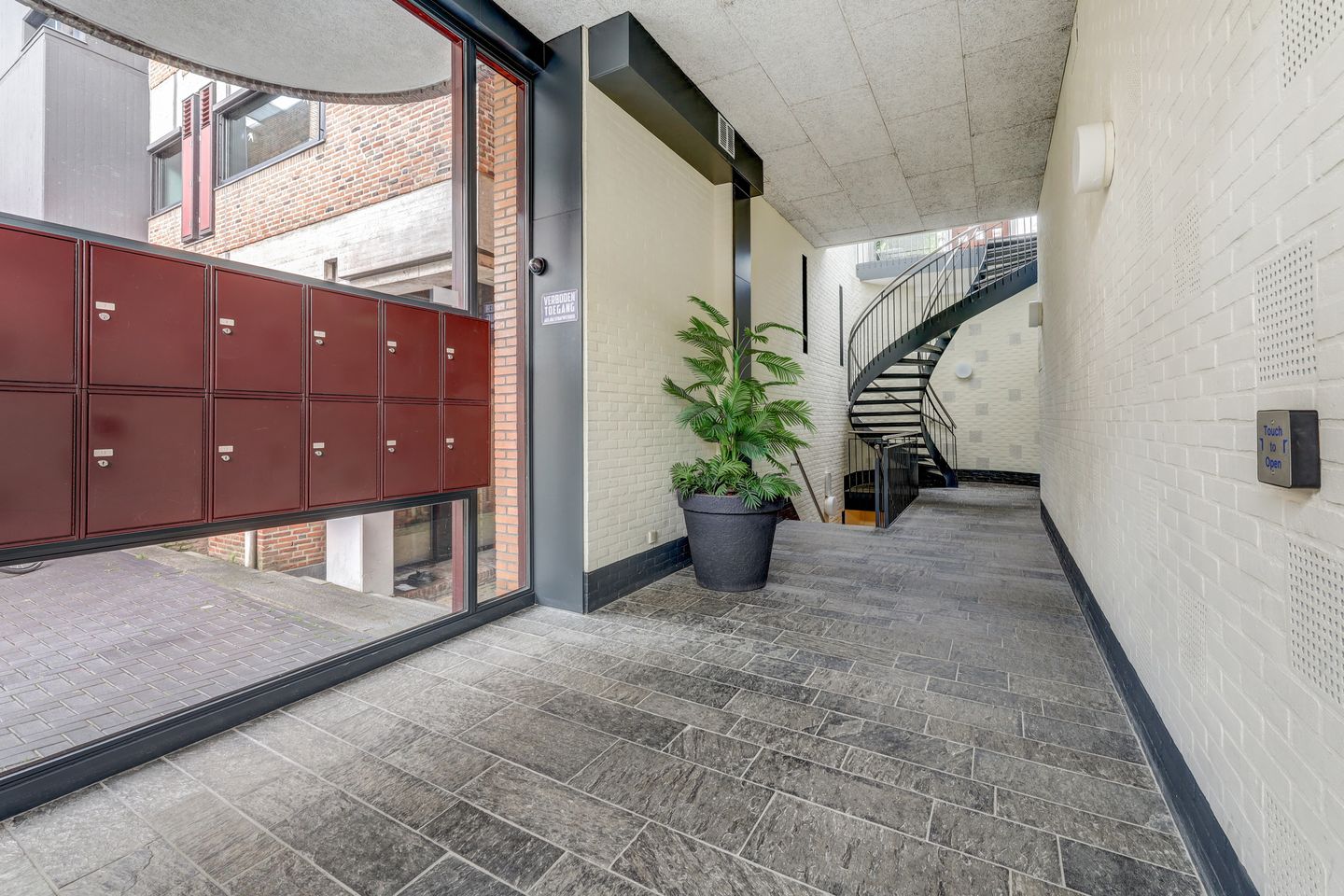 Photo 34 of Raadhuishof 14