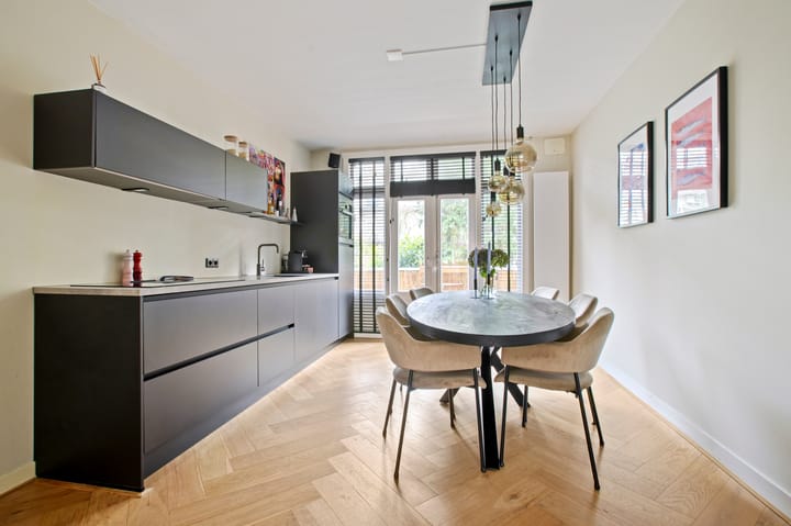 Photo 2 of Bonairestraat 84-1