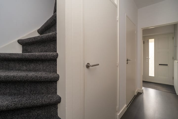 Photo 11 of Professor Gimbrèrelaan 61