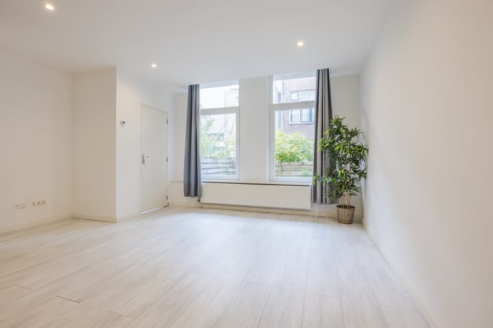 Photo 2 of Oostmaasstraat 49-A