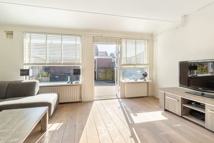 Photo 3 of Dotterbloem 2